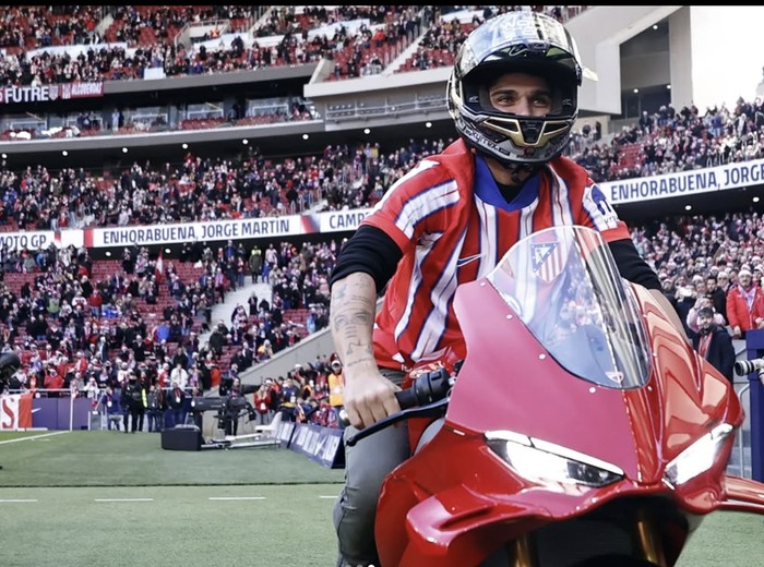 Jorge Martin geber Ducati Panigale di Stadion Atletico Madrid