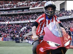 Geber Ducati Panigale, Jorge Martin Pamer Trofi MotoGP di Stadion Atletico Madrid