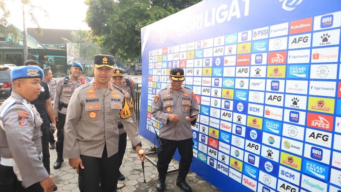 Kapolres Kediri Kota AKBP Bramastyo Priaji saat mengecek kesiapan pengamanan laga Persik vs Arema FC