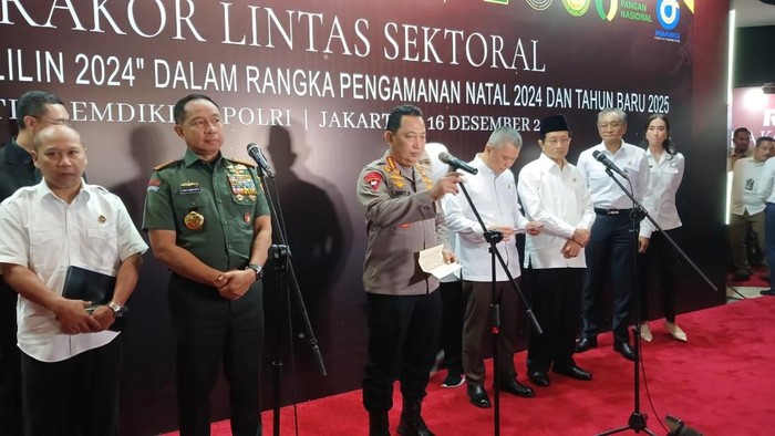 Kapolri bersama Panglima TNI usai Rakor Bidang Operasional 2024 dalam rangka Kesiapan Pengamanan Natal 2024 & Tahun Baru 2025 di Auditorium STIK/PTIK