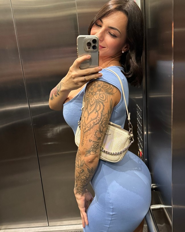 “Menurut AI, influencer fitness Karol Rosalin punya tubuh yang sempurna dalam hal definisi dan dianggap ideal dalam dunia fitness,” tulis Playboy Australia yang mengumumkannya. Foto: Instagram