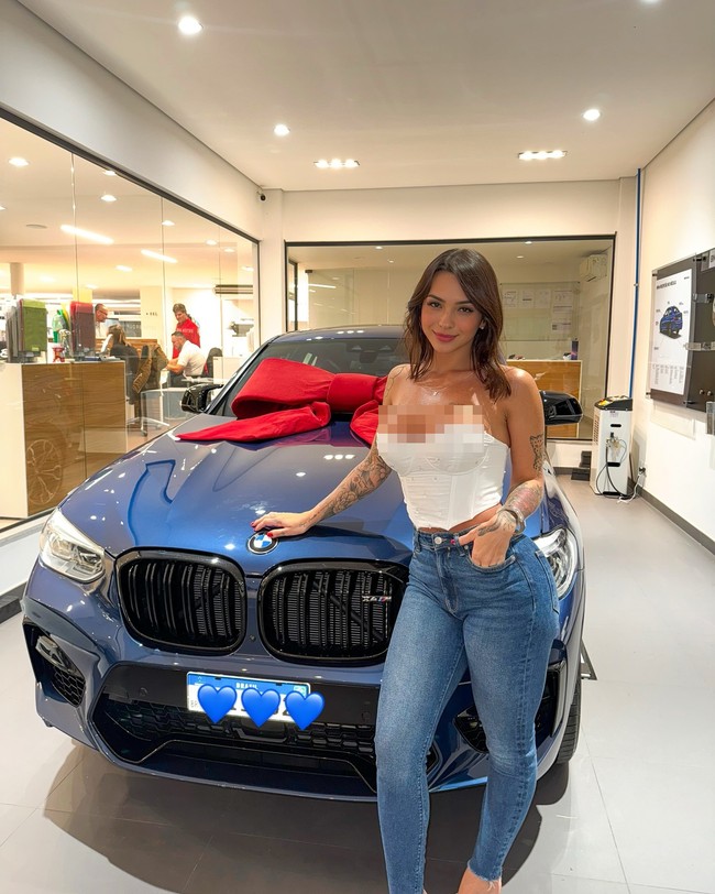 Wanita asal Brasil itu pun membagikan perjalanannya mendapat bentuk tubuh yang bukan hanya ideal tapi sempurna. Ia mengaku mulai latihan beban sejak delapan tahun lalu. Wanita itu melakukannya lima hari dalam seminggu selagi rutin aerobik setiap hari.  Foto: Instagram