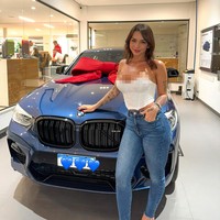 Wanita asal Brasil itu pun membagikan perjalanannya mendapat bentuk tubuh yang bukan hanya ideal tapi sempurna. Ia mengaku mulai latihan beban sejak delapan tahun lalu. Wanita itu melakukannya lima hari dalam seminggu selagi rutin aerobik setiap hari.  Foto: Instagram