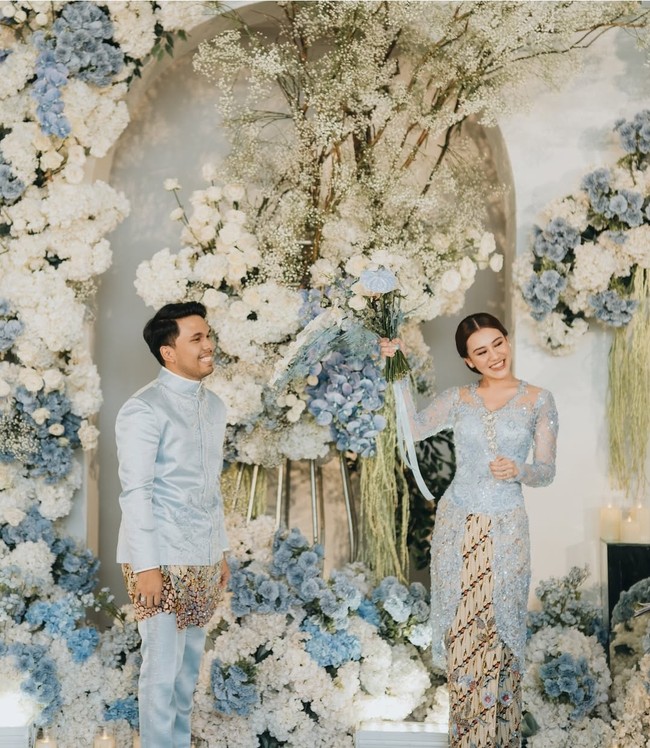 Aaliyah tampil cantik dan anggun dalam balutan kebaya lace model Kartini yang dipadukan kain batik motif Parang saat dilamar Thariq Halilintar. Gaya Aaliyah ini bisa jadi inspirasi kebaya lamaran kamu untuk tampilan dengan nuansa klasik modern yang timeless. Foto: Instagram