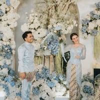 Aaliyah tampil cantik dan anggun dalam balutan kebaya lace model Kartini yang dipadukan kain batik motif Parang saat dilamar Thariq Halilintar. Gaya Aaliyah ini bisa jadi inspirasi kebaya lamaran kamu untuk tampilan dengan nuansa klasik modern yang timeless. Foto: Instagram