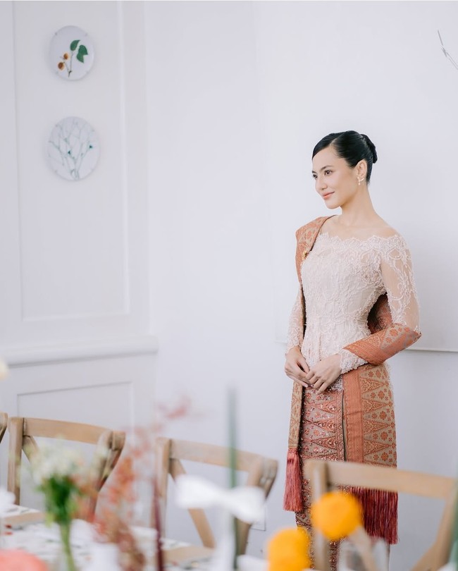 Foto pertunangan Pevita Pearce dengan pengusaha asal Malaysia Mirzan Meer baru dibagikan di media sosial setelah keduanya menikah. Kebaya lamaran yang dikenakan Pevita Pearce ini pun bisa ditiru. Pemain film Tenggelamnya Kapal Van Derwick ini memesona dalam balutan kebaya salem yang dipadukan dengan kain songket.  Foto: Instagram