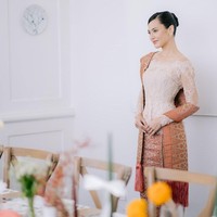 Foto pertunangan Pevita Pearce dengan pengusaha asal Malaysia Mirzan Meer baru dibagikan di media sosial setelah keduanya menikah. Kebaya lamaran yang dikenakan Pevita Pearce ini pun bisa ditiru. Pemain film Tenggelamnya Kapal Van Derwick ini memesona dalam balutan kebaya salem yang dipadukan dengan kain songket.  Foto: Instagram