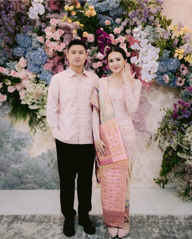 Inspirasi kebaya lainnya datang dari pesinetron Beby Tsabina yang lamaran pada April 2024. Beby Tsabina mengenakan kebaya dan kain songket bernuansa pink. Foto: Instagram