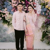 Inspirasi kebaya lainnya datang dari pesinetron Beby Tsabina yang lamaran pada April 2024. Beby Tsabina mengenakan kebaya dan kain songket bernuansa pink. Foto: Instagram