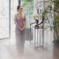 Artis yang dikenal lewat perannya dalam serial Putri Duyung, Anggika Bolsterli tampil memukau dalam balutan kebaya bernuansa lilac dengan aksen front slit. Ia menyempurnakan penampilannya dengan kain batik berwarna coklat. Foto: Instagram