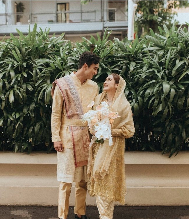 Kebaya lamaran dari Salshabilla Adriani ini juga bisa jadi inspirasi. Istri Ibrahin Risyad ini tampil menakjubkan dalam balutan kebaya asimetris panjang full payet berwarna kuning yang dihiasi beads putih. Foto: Instagram