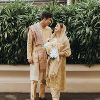 Kebaya lamaran dari Salshabilla Adriani ini juga bisa jadi inspirasi. Istri Ibrahin Risyad ini tampil menakjubkan dalam balutan kebaya asimetris panjang full payet berwarna kuning yang dihiasi beads putih. Foto: Instagram