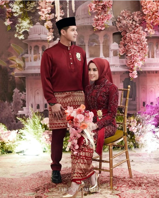 Artis Chand Kelvin melamar kekasihnya Dea Sahirah pada Mei 2024. Dea Sahirah terlihat anggun dalam balutan kebaya brukat merah maroon yang dipadukan kain songket dan hijab senada. Foto: Instagram
