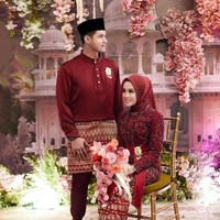 Artis Chand Kelvin melamar kekasihnya Dea Sahirah pada Mei 2024. Dea Sahirah terlihat anggun dalam balutan kebaya brukat merah maroon yang dipadukan kain songket dan hijab senada. Foto: Instagram