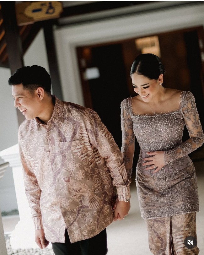 Nino Ran melamar kekasihnya Dhabitannisa Auni pada 2 Juni 2024. Dhabitannisa tampip cantik dalam balutan kebaya fit body bertabur payet warna mauve. Foto: Instagram