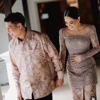 Nino Ran melamar kekasihnya Dhabitannisa Auni pada 2 Juni 2024. Dhabitannisa tampip cantik dalam balutan kebaya fit body bertabur payet warna mauve. Foto: Instagram