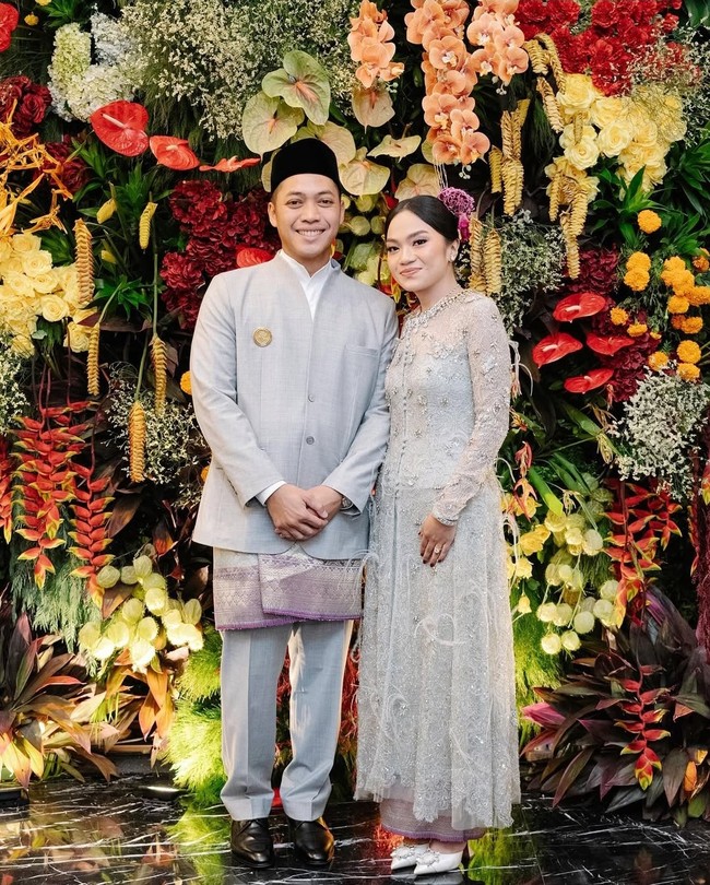 Rasyid Rajasa bertunangan dengan cucu Jusuf Kalla, Tamara Kalla pada November 2024. Inspirasi kebaya lemaran dari Tamara Kalla ini pun bisa ditiru. Tamara memukau dalam balutan kebaya panjang aksen beads dan bulu-bulu berwarna abu-abu yang dipadukan dengan kain songket. Foto: Instagram