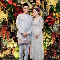 Rasyid Rajasa bertunangan dengan cucu Jusuf Kalla, Tamara Kalla pada November 2024. Inspirasi kebaya lemaran dari Tamara Kalla ini pun bisa ditiru. Tamara memukau dalam balutan kebaya panjang aksen beads dan bulu-bulu berwarna abu-abu yang dipadukan dengan kain songket. Foto: Instagram