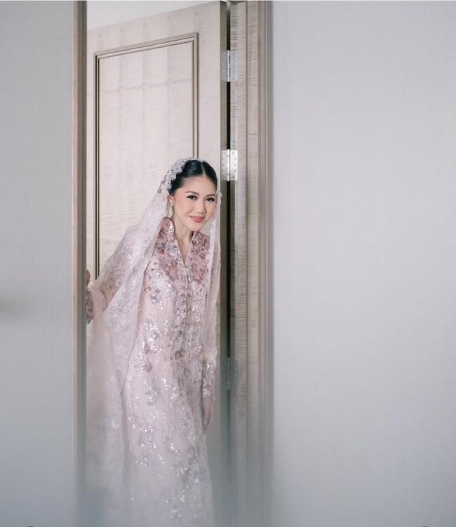 Selebgram Shasa Zhania terlihat menakjubkan dengan dress kebaya panjang berwarna pink salem yang dihiasi payet bunga. Penampilan Shasa semakin cantik dengan veil berwarna senada. Foto: Instagram