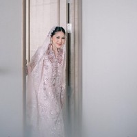 Selebgram Shasa Zhania terlihat menakjubkan dengan dress kebaya panjang berwarna pink salem yang dihiasi payet bunga. Penampilan Shasa semakin cantik dengan veil berwarna senada. Foto: Instagram