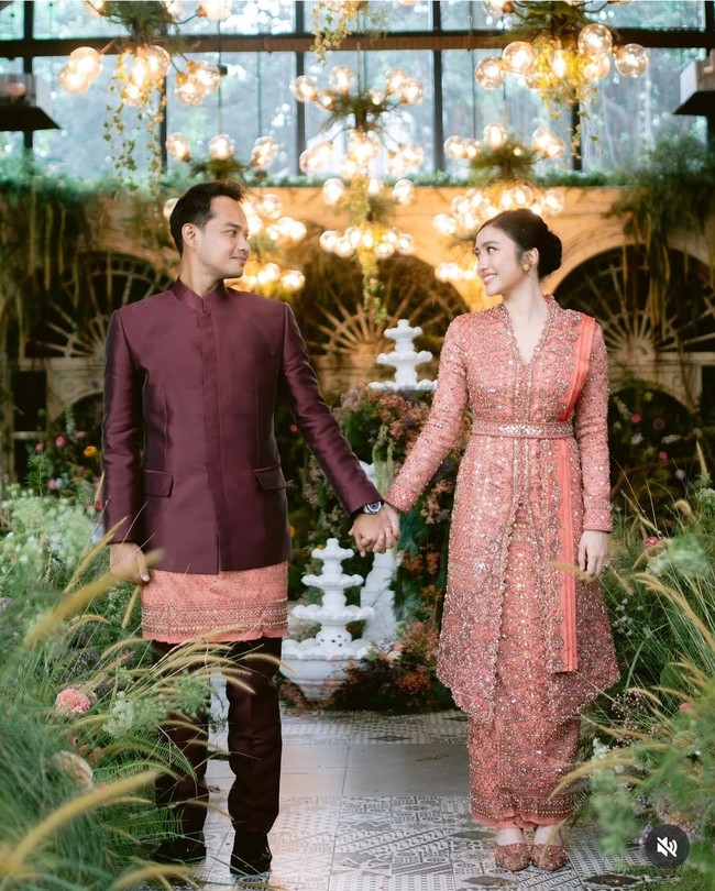 Bintang sinetron Eneng dan Kaos Kaki Ajaib, Febby Rastanty cantik dengan kebaya penuh brokat berkilauan berwarna oranye saat dilamar Drajat Djumantar pada Oktober 2024. Penampilannya itu semakin manis dengan aksen belt dan selendang senada. Foto: Instagram