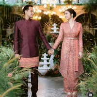 Bintang sinetron Eneng dan Kaos Kaki Ajaib, Febby Rastanty cantik dengan kebaya penuh brokat berkilauan berwarna oranye saat dilamar Drajat Djumantar pada Oktober 2024. Penampilannya itu semakin manis dengan aksen belt dan selendang senada. Foto: Instagram