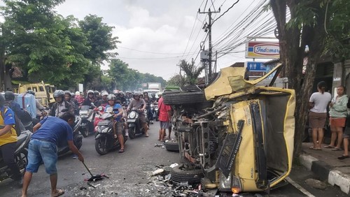 Truk terguling akibat tabrakan adu jangkrik di ruas jalur nasional Denpasar-Gilimanuk, Kelurahan Lukluk, Badung, Senin (16/12/2024). (Istimewa)