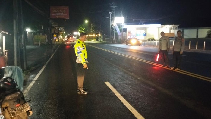 Olah TKP kecelakaan maut di Jalan Wates Dusun Patukan, Ambarketawang, Gamping, Sleman, Senin dini hari (16/12/2024).