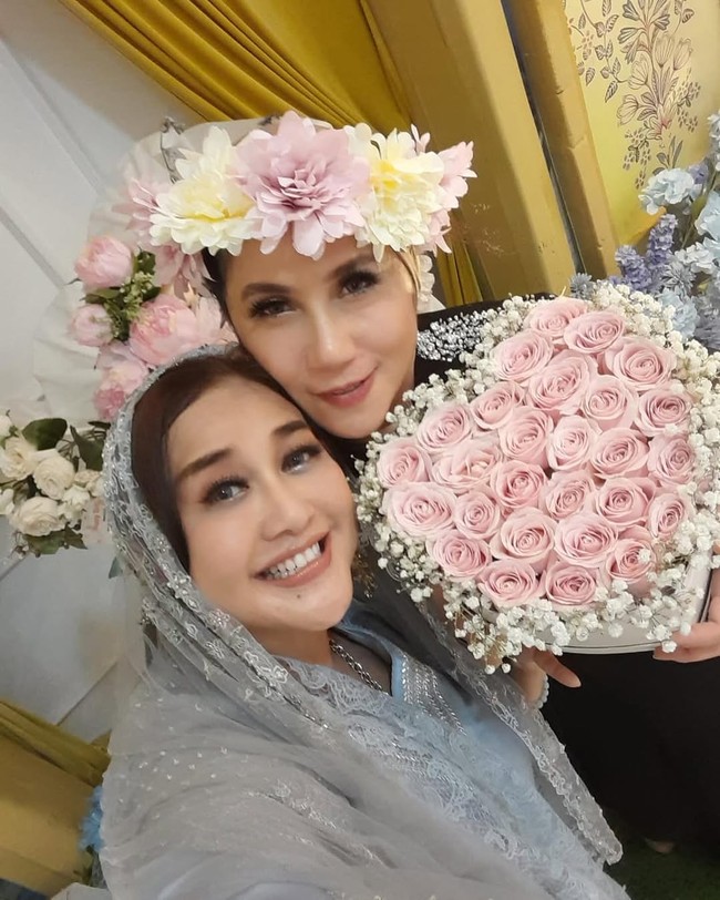 Keren beautiful 3 dara cantik, tulis seorang netizen. Ada pula yang berkomentar, Kaget, Silvana yg dulu seakan sangar, jadi Sholehah, juga menambah suasana hangat dan penuh kekaguman di antara para pengikutnya. (Foto: Instagram/@marinizumarnisreal)