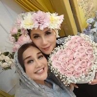 Keren beautiful 3 dara cantik, tulis seorang netizen. Ada pula yang berkomentar, Kaget, Silvana yg dulu seakan sangar, jadi Sholehah, juga menambah suasana hangat dan penuh kekaguman di antara para pengikutnya. (Foto: Instagram/@marinizumarnisreal)