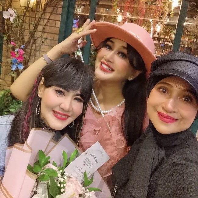 Keberhasilan ketiga wanita ini dalam menjaga penampilan mereka telah menginspirasi banyak netizen. Sejumlah orang pun penasaran dan bertanya, apa rahasia kecantikan dan kebugaran mereka? (Foto: Instagram/@silvanahermanreal_ano)