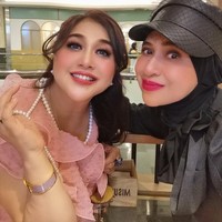 Di foto lain, Silvana Herman berhasil menarik perhatian dengan busana yang sederhana tapi tetap menunjukkan keanggunan dirinya(Foto: Instagram/@silvanahermanreal_ano)
