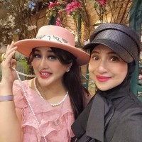 Foto yang diposting berhasil meraih lebih dari 3.258 likes serta 29 komentar dalam waktu yang relatif singkat. Banyak pengguna media sosial yang memberikan pujian atas kecantikan para wanita yang ada di dalam foto tersebut. (Foto: Instagram/@silvanahermanreal_ano)