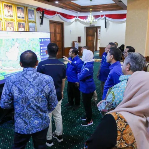 Kepala Badan Meteorologi, Klimatologi, dan Geofisika (BMKG), Dwikorita Karnawati, melakukan kunjungan ke kantor Gubernur Jawa Timur dan Bali untuk menyampaikan data potensi cuaca ekstrem yang dapat memicu bencana hidrometeorologi di kedua wilayah tersebut. (BMKG)