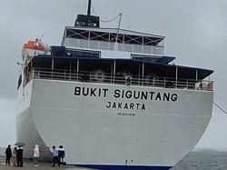 KM Bukit Siguntang Bawa 1.886 Pemudik Tabrak Dermaga Pelabuhan Parepare