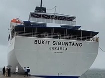 KM Bukit Siguntang Bawa 1.886 Pemudik Tabrak Dermaga Pelabuhan Parepare