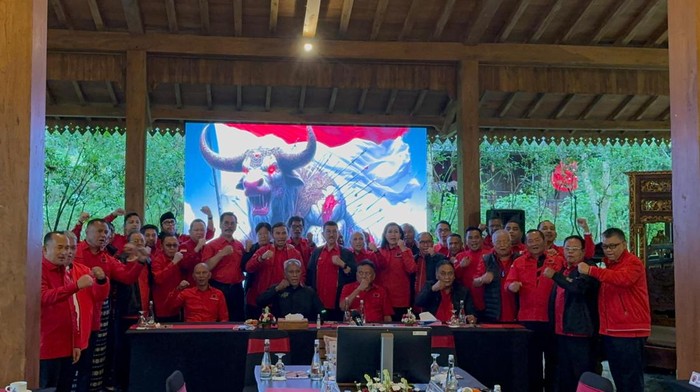 Komarudin Watubun beserta jajaran PDIP membacakan SK pemecatan Jokowi, Gibran, dan Bobby Nasution