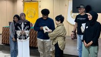 MRS secara rutin mengadakan kuis bertema sastra dan literasi yang dihadiahi buku fiksi oleh para dermawan. Potret pemberian hadiah novel Pangeran dari Timur oleh salah satu dermawan kepada anggota lainnya. Foto: Muhammad Alfathir/detikEdu
