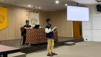 Anggota MRS terdiri dari berbagai latar belakang dan usia. Ini potret salah satu anggota MRS yang sedang membaca novel Pangeran dari Timur. Foto: Muhammad Alfathir/detikEdu