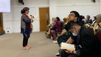 Kegiatan membaca bab Cianjur novel Pangeran dari Timur yang dilakukan secara bergantian. Setiap orang membaca satu halaman. Foto: Muhammad Alfathir/detikEdu