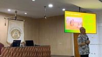 Selain kegiatan membaca, MRS selalu diisi oleh pemaparan topik-topik berkaitan dengan sejarah dan literasi. Ini potret pemaparan bertajuk Sastra dan Kekuasaan yang dibawakan oleh Ketua Departemen Ilmu Susastra FIB UI, Prof Manneke Budiman. Foto: Muhammad Alfathir/detikEdu