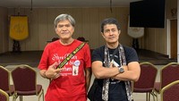 Dua pangeran (julukan dua penulis novel Pangeran dari Timur), Kurnia Effendi (kiri) dan Iksaka Banu (kanan). Foto: Muhammad Alfathir/detikEdu