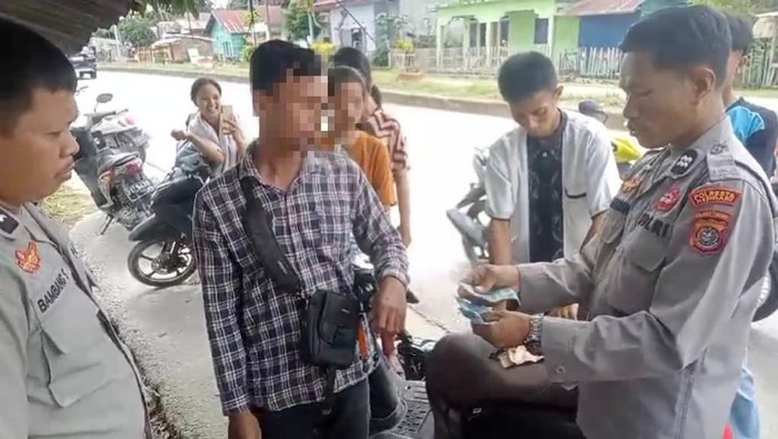 Pemuda berinisial KAW (25) di Kabupaten Konawe Selatan, Sulawesi Tenggara (Sultra), ditangkap polisi gegara mengedarkan uang palsu pecahan Rp 100 ribu.