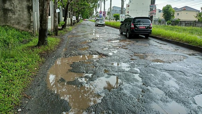 Kondisi Jalan Opi Raya Palembang kembali rusak dan penuh lobang.