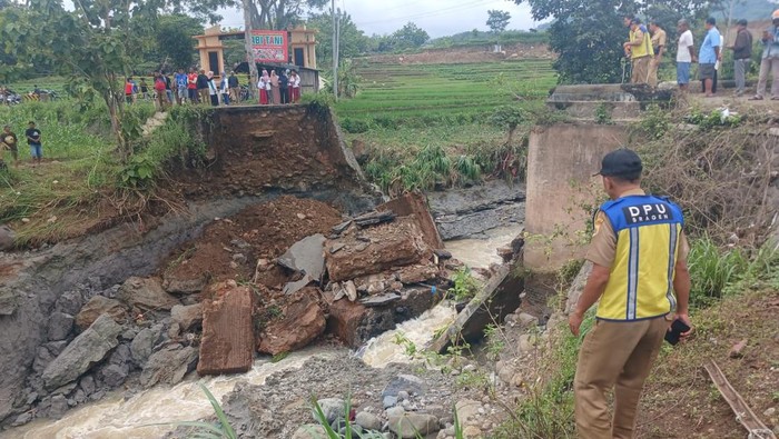 Kondisi jembatan Winong penghubung Jawa Tengah dan Jawa Timur di Kabupaten Sragen, Senin (16/12/2024).