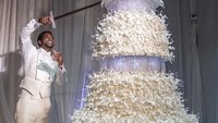 Sebanyak 8.000 bunga dari gula dan 2.500 kristal Swarovski menghiasi kue pernikahan Gucci Mane dan Keyshia Kaoir. Kue setinggi 304 centimeter ini ditaksir seharga Rp Rp 1,2 Miliar. Foto: The Knot
