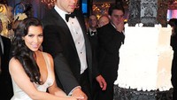 Pernikahan Kim Kardashian yang megah bersama Kris Humphries menyajikan kue seberat 272 kilogram. Kue bertingkat 8 ini harganya ditaksir mencapai Rp 320 juta. Foto: The Knot