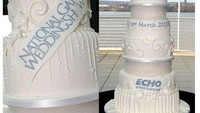 Sebuah pagelaran pesta pernikahan di Chester, Inggris menyajikan kue dengan delapan tingatakan. Menggunakan hiasan berlian, kue ini dibanderol Rp 844 Miliar. Foto: The Knot