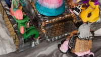 Debbie Wingham, desainer asal Inggris, pernah membuat kue pernikahan untuk pelanggan anonymous bertema runaway atau peragaan mode. Harga kue yang dipesan dari Uni Emirat Arab ini ditaksir Rp 1,1 Triliun. Foto: The Knot