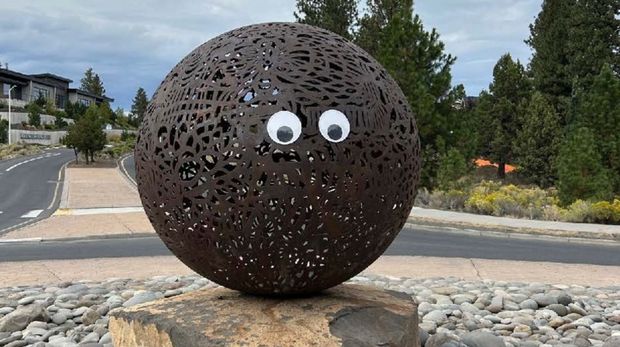 Landmark dan karya seni di Bend, Oregon, Amerika Serikat, yang ditempeli mata googly.